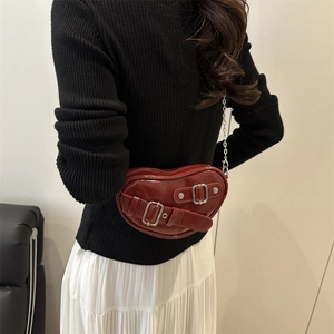 Sac à bandoulière tendance en cuir bordeaux en forme de cœur avec chaîne en argent