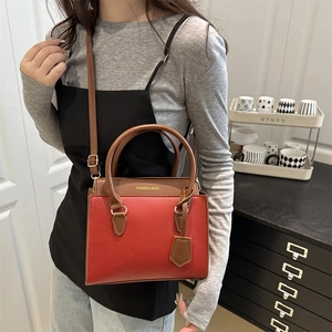 Sac à main contrasté rouge et marron avec poignée supérieure et lettrage fashion