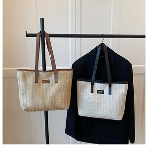 Détail du cabas d'été en paille avec poignées en cuir et écusson de mode NEW YORK