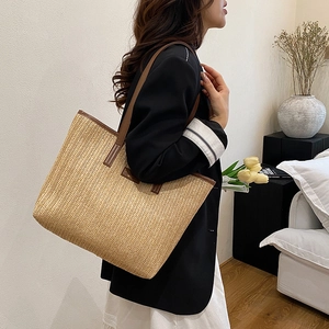 Sac fourre-tout en paille minimaliste avec poignées en cuir marron et tissage