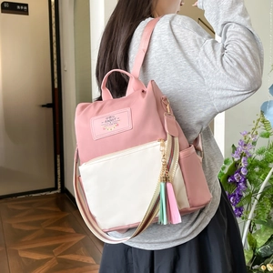 Sac à dos en nylon rose et blanc pour femme avec étiquette Rabbit et gland décoratif
