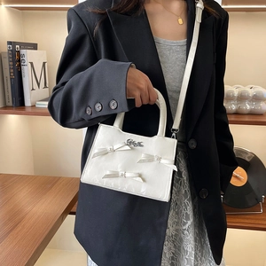 Sac bandoulière chic beige avec nœuds en similicuir brillant pour mode féminine
