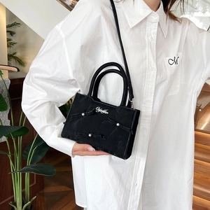 Sac à main noir en daim pour femme avec nœuds en perles et bandoulière fine élégante
