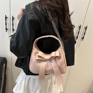 Borsa a mano rosa con fiocco e tracolla a catena argento per donna chic