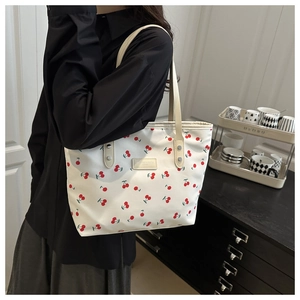 Détail du sac cabas en toile blanc cassé avec imprimé cerise et anses en cuir