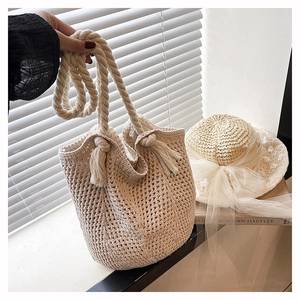 Gros plan détaillé d'un sac cabas en crochet fait main avec maille et glands décoratifs