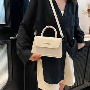 Elegante borsa a tracolla beige con manico intrecciato e dettagli in metallo dorato