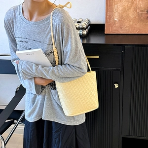 Fashionable beige woven bucket bag with long shoulder strap for women, 2025 summer style