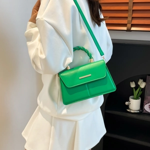 Borsa a tracolla verde minimalista con manico intrecciato e dettagli dorati da donna