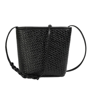 Sac seau tissé noir minimaliste pour femme avec texture fine et nœuds élégants