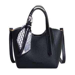 Borsa a secchiello in pelle martellata nera capiente con sciarpa decorativa e tracolla