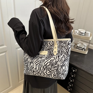 Grand sac cabas à motif zèbre avec bandoulières crème pour un look décontracté