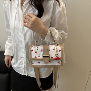 Sac bandoulière chic à imprimé cerise avec garniture kaki et breloque cerise