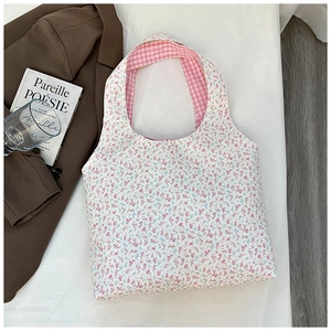 Detail der floralen Canvas-Tasche mit doppelseitigem Stoff und kariertem Innenfutter