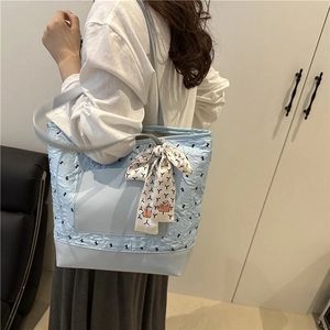 Sac fourre-tout bleu clair matelassé avec foulard en soie et panneau en cuir chic