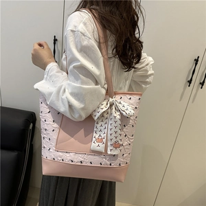 Sac fourre-tout matelassé rose avec nœuds noirs et foulard en soie pour le quotidien