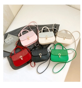 Détails des sacs bandoulière multicolores avec rabat pailleté et boucle mors dorée
