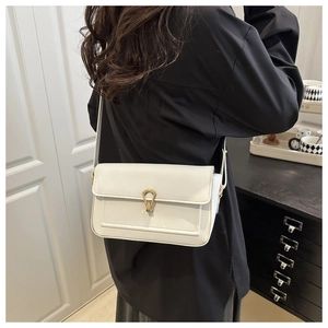 Détail du sac à bandoulière blanc cassé en cuir grainé avec boucle en métal doré