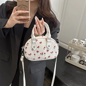 Sac fourre-tout crème pour femmes avec imprimé cerises, anses et bandoulière réglable incluse