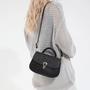 Sac à main bandoulière noir élégant avec rabat pailleté et boucle dorée en fer à cheval