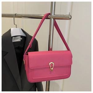 Vue détaillée du sac à main fuchsia en cuir texturé litchi et boucle en métal doré