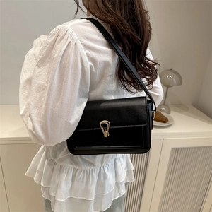 Sac à épaule vintage en cuir grainé noir avec une boucle dorée en fer à cheval pour femme
