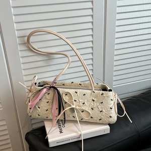 Damen Schleife Seersucker Umhängetasche Mode Bedruckte Gesteppte Achseltasche Balletcore Stil Süße Baguette Handtasche Mit Herzanhänger