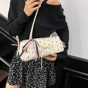Schicke Tasche aus Blasengaze mit schwarzen Schleifen und rosa Bändern für Damen