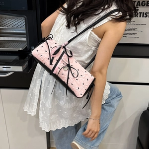 Rosa Seersucker Baguette Tasche mit Schmetterlingsdruck und Schleife für Damen