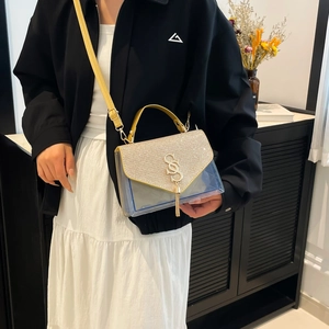 Petit sac carré à pompon avec PVC transparent et rabat à paillettes dorées pour femme