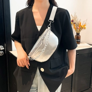 Sac banane argenté en forme de demi-lune avec gaufrage FASHION et chaîne en métal