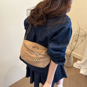 Sac bandoulière moderne en nylon kaki avec fermetures éclair triangulaires pour femmes