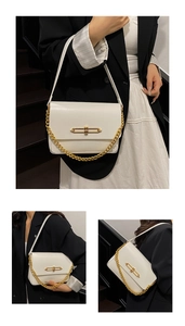 Détail du sac bandoulière crème en cuir avec fermoir doré et bandoulière chaîne