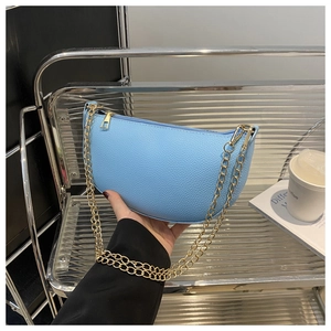 Detail der hellblauen Leder-Tasche mit goldener Kette in einer urbanen Lebensstil-Szene