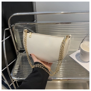 Nahaufnahme der weißen Baguette-Tasche aus Leder mit goldenem Kettenschulterriemen