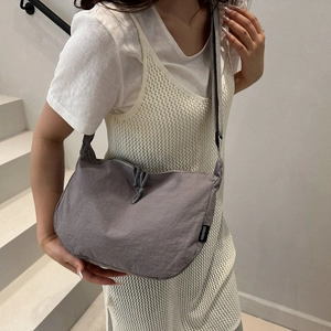 Modieuze grote grijs-paarse nylon hobo tas voor dames met verstelbare schouderriem