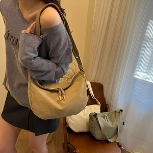 Minimalistische grote halve maan tote bag in de kleuren kaki, beige en groen