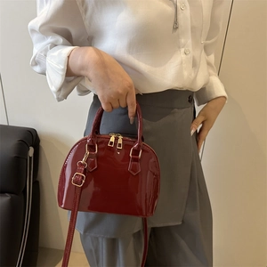 Borsa a tracolla vintage bordeaux in vernice lucida con dettagli in metallo dorato