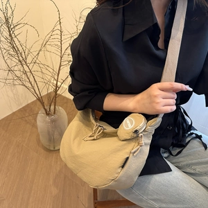 Sac bandoulière demi-lune en nylon kaki minimaliste avec cordon de serrage et pochette