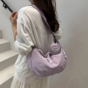 Sac bandoulière croissant en nylon lilas avec sangle ajustable et petit porte-monnaie rond