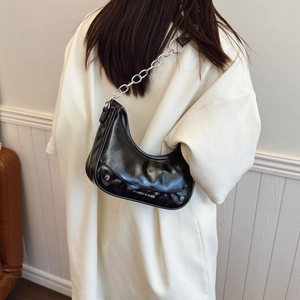 Schwarze Retro-Achseltasche aus Leder mit silberner Kette für Damen in Halbmondform