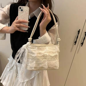 Borsa sottobraccio in pizzo bianco con finiture floreali e fiocco per le vacanze
