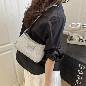 Sac à bandoulière argenté orné d'un nœud, avec texture métallique et effet scintillant