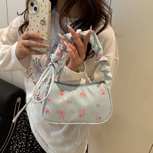 Petit sac sous le bras bleu clair à motif floral et anse à volants doux