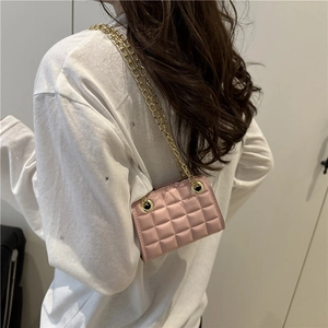Mini sac à bandoulière matelassé rose avec chaîne dorée, style rétro tendance pour 2025