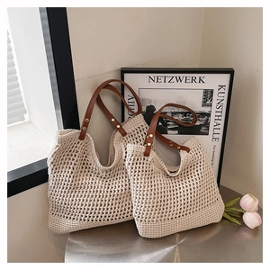 Dettaglio della trama della borsa tote in maglia beige con manici in pelle marrone