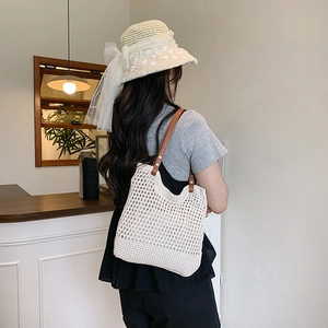 Borsa tote in paglia intrecciata a mano con cinturini in pelle marrone e cappello da spiaggia