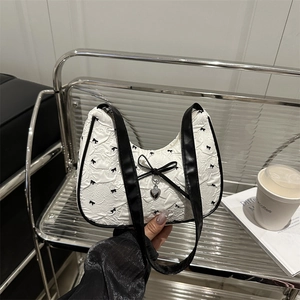 Sac sous le Bras Matelassé pour Femme Avec Imprimé Nœud et Pendentif Cœur Sac à Bandoulière Contrasté pour le Quotidien