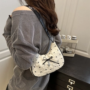 Sac sous le bras blanc en seersucker floral avec nœuds noirs et pendentif cœur