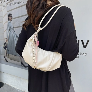 Borsa hobo a mezzaluna plissettata bianco crema con tracolla a nodi e ciondolo a cuore